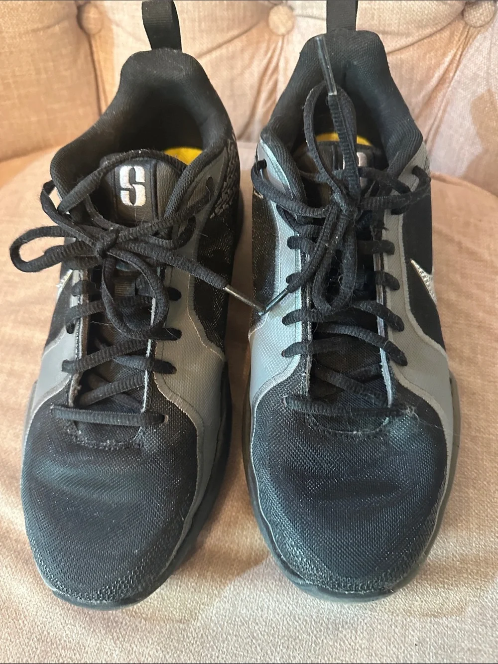 Nike boys Low-Top Sneakers — Black & Silver